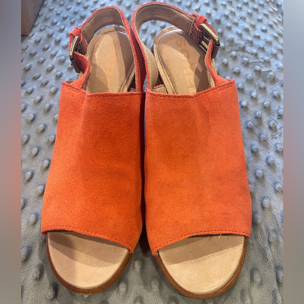 Sorel orange suede shoes 7 1/2 gently worn